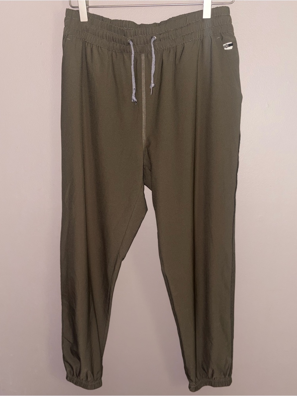 Vuori Weekend Jogger in Olive Green Size Large